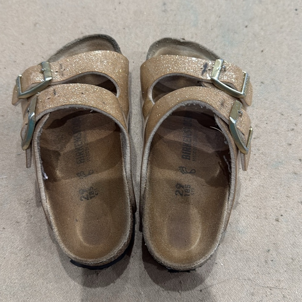 Kids gold and Brown Birkenstock Sandals
28 translates to an 11 1/2 or 12 - Picture 4 of 5